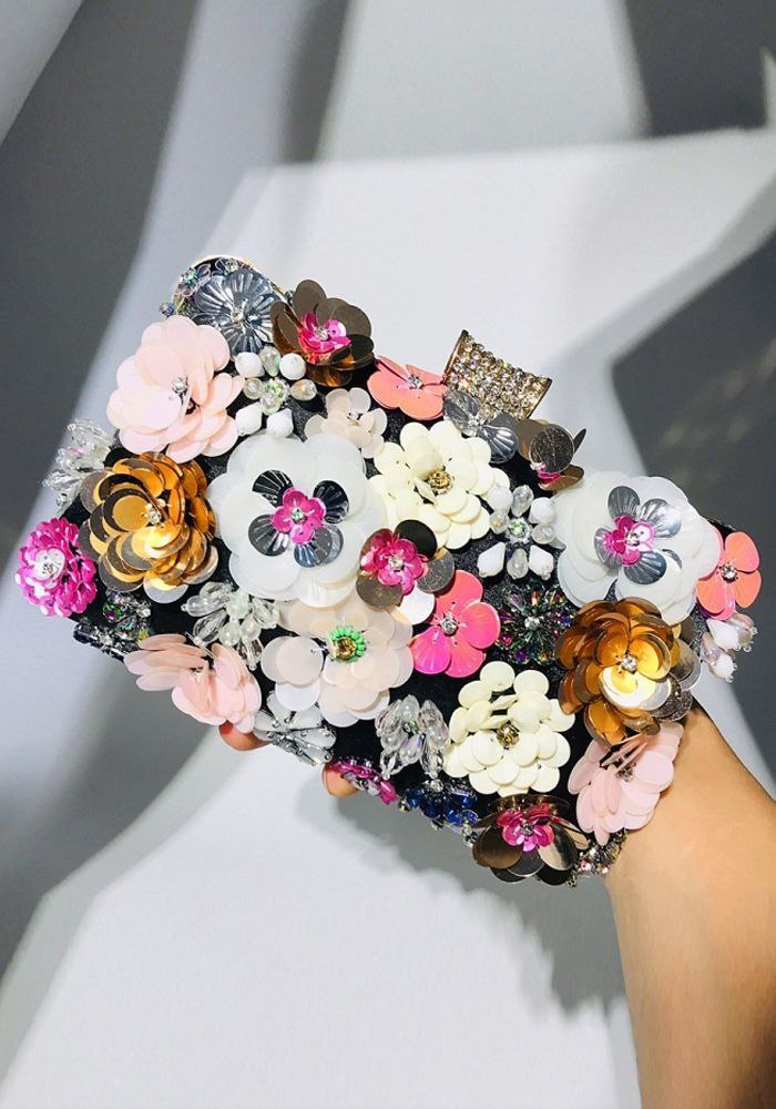 Clutch Flor e Strass